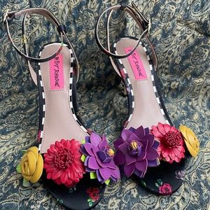 Betsey Johnson, Fluer Dress Sandals